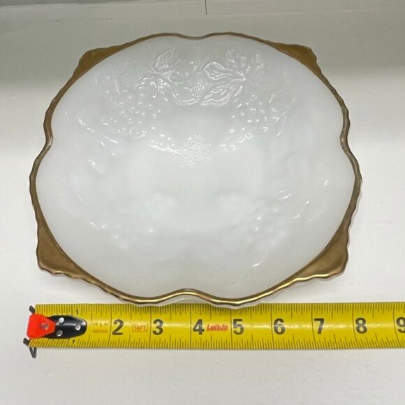 Vintage 1960's Anchor Hocking Milk Glass Grape Patterned Scalloped Serving Bowl - Picture 9 of 14
